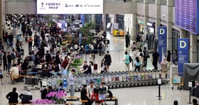 외교부가 한국 입국 시 작성하는 전자입국신고서에 &#039;중국(타이완)&#039;으로 표기와 관련한 타이완 측의 반발에 대해 대응을 검토하겠다고 전했다. 사진은 지난 10월9일 인천국제공항 입국장의 모습. /사진=뉴스