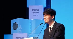 삼성 희망디딤돌에 참여했던 정재국 씨. 11일 인청 부평구 청소년수련관에서 열린 &#039;삼성 희망디딤돌&#039; 10주년 행사 단상에 올라 연설하고 있는 모습. /사진=삼성전자