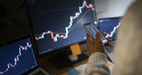 국내 상장주식에 투자한 외국인이 11월 기준 코스피에서 13조4910억원을 팔고 코스닥에서는 1180억원을 사들여 6개월 만에 순매도 전환된 것으로 나타났다. /사진=클립아트코리아