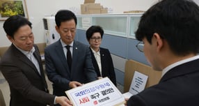 국민의힘이 정기국회 본회의에서 필리버스터 도중 마이크를 끈 우원식 국회의장 사퇴를 촉구하는 결의안을 국회 의안과에 제출했다. 사진은 11일 최은석 국민의힘 원내수석대변인(가운데)과 같은당 박수민, 강선영 의원이 서울 여의도 국회 의안과에서 우원식 의장 사퇴 촉구 결의안을 제출하는 모습./사진=뉴시스