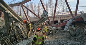 광주대표도서관 붕괴 사고 사망자가 2명으로 늘었다. 사진은 11일 오후 광주 서구 치평동의 광주대표도서관 붕괴 사고 현장에서 출동한 구조대원들이 매몰자 수색·구조 작업을 벌이고 있는 모습. /사진=뉴시스(소방청 제공)