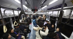 서울교통공사 제1노조의 임단협 협상이 파업을 목전에 두고 극적으로 타결됐다. 사진은 지난 12일 서울 중구 서울지하철 1호선 서울역 인근에서 시민들이 지하철을 이용하는 모습. /사진=뉴시스