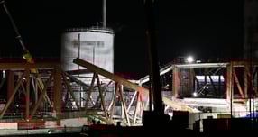 광주 서구 광주대표도서관 건설 현장에서 실종된 근로자 2명에 대한 수색작업이 밤새 진행됐으나 아직까지 흔적을 찾지 못했다. 사진은 지난 11일부터 12일까지 광주대표도서관을 밤샘 수색을 진행 중인 모습. /사진=뉴시스