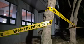 경기도 용인의 한 아파트에서 50대와 10대 남성 시신 2구가 잇따라 발견돼 경찰이 수사에 나섰다. 사진은 지난 11일 오후 경기 용인시 기흥구 한 아파트 화단에 폴리스라인이 쳐져 있는 모습. /사진=뉴스