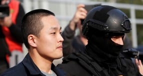 스테이블코인 &#039;테라USD&#039;(이하 테라) 발행과 관련한 사기 등 혐의로 미국에서 형사재판을 받는 권도형 테라폼랩스 설립자(34)에게 법원이 징역 15년형을 선고했다. /사진=로이터