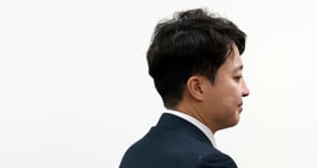 김건희 특검팀이 12일 윤석열 전 대통령 부부의 공천개입 의혹과 관련해 이준석 개혁신당 대표를 소환했지만 이 대표는 &quot;이번달 출석이 어렵다&quot;며 불출석을 시사했다. 사진은 지난 1일 이 대표가 서울 여의도 국회에서 열린 개혁신당 최고위원회의에 참석하는 모습. /사진=뉴시스