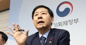 정부가 반도체 등 국가첨단전략산업의 잠재성장률을 끌어올리기 위해 산업자본의 금융업 소유를 제한하는 &#039;금산분리&#039; 원칙을 부분적으로 완화한다. 사진은 구윤철 부총리 겸 기획재정부 장관이 지난 11일 세종시 정부세종청사에서 2026년 기재부 업무보고 주요 내용을 발표하고 있는 모습. /사진=뉴시스