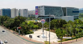 현충탑이 보이는 성남시 중원구 여수동 시청 전경(여수·성남대로 교차로 쪽). /사진제공=성남시