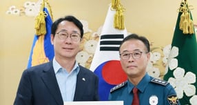 정명근 화성특례시장(왼쪽)이 지난달 17일 황창선 경기남부경찰청장에게 경찰성 신설 관련 건의사항을 전달하고 있다. /사진제공=화성특례시