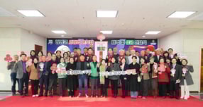 지난 11일 양평군 &#039;희망2026 나눔캠페인 사랑의 온도탑 제막 및 성금 전달식&#039;서 참석자들이 단체 사진을 찍고 있다. /사진제공=양평군