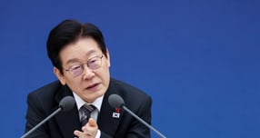 이재명 대통령이 중대한 개인정보 유출사고가 반복 발생하면 과징금을 3년 중 매출액이 가장 높은 연도의 3%로 부과하도록 시행령 기준을 고쳐야 한다&quot;고 말했다. 사진은 이 대통령이 12일 세종 어진동 정부세종컨벤션센터에서 열린 개인정보보호위원회 등 업무보고에서 발언하는 모습. /사진=뉴시스(대통령실통신사진기자단)