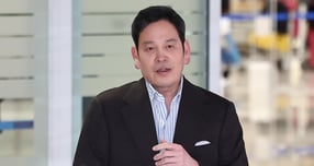 정용진 신세계그룹 회장이 J.D. 밴스 미국 부통령이 주최하는 성탄절 만찬에 참석한다. 사진은 정 회장이 지난해 도널드 트럼프 미국 대통령과 만난 후 인천국제공항 제2터미널을 통해 귀국하던 모습. /사진=뉴스