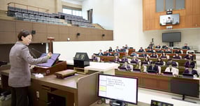 유진선 용인특례시의회 의장이 12일 제4차 본회의를 끝으로 제297회 제2차 정례회 모든 의사일정을 마무리하는 폐회를 선언하고 있다. /사진제공=용인특례시의회 