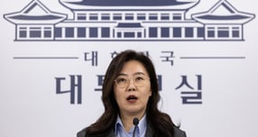 대통령실이 캄보디아 스캠범죄 사건 대응에 착수 한 후 지금까지 107명의 한국인 피의자를 송환하고 누적검거 154명의 성과를 달성했다고 전했다. 사진은 12일 강유정 대통령실 대변인이 서울 용산구 대통령실 청사에서 캄보디아 스캠 범죄 대응 성과 관련 브리핑을 하는 모습. /사진=뉴스