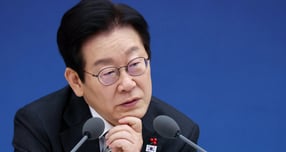 이재명 대통령이 12일 일부 종합편성채널의 중립성 부분에 대해 지적했다. 사진은 12일 이 대통령이 세종 어진동 정부세종컨벤션센터에서 열린 방송미디어통신위원회 업무보고에서 업무보고 받는 모습. /사진=뉴시스(대통령실통신사진기자단)