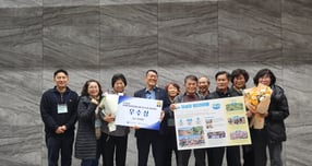 의성군 관계자들이 농식품부가 주최하는 &#039;농업환경보전프로그램 우수사례 경진대회&#039; 우수상 수상을 축하하고 있다./사진제공=경북 의성군