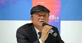 지난 11일 대구 중구 소재 국채보상운동기념도서관 커뮤니티센터에서 열린 북콘서트에서 조덕호 대구대 명예교수(지구촌정신문화포럼 대표이사)가 발언하고 있다./사진=황재윤 기자