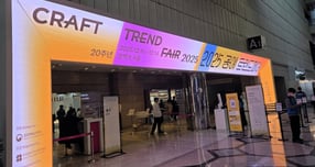  12일 서울 강남구 코엑스 A홀에서 열린 &#039;2025 공예트렌드페어&#039; 입구 전경. 올해로 20주년을 맞은 공예트렌드페어는 오는 14일까지 나흘간 진행된다. /사진=김대영 기자