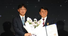 배규호 DN솔루션즈 수석부사장이 공작기계인의 날을 맞아 대통령 표창을 수상했다. 사진은 지난 11일 여의도 콘래드호텔에서 열린 &#039;제25회 공작기계인의 날&#039; 행사에서 DN솔루션즈 배규호 수석부사장(오른쪽)이 대통령 표창을 수상하고 기념촬영을 하고 있다. /사진=DN솔루션즈