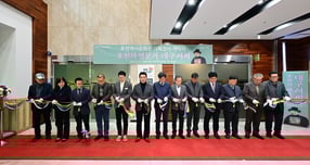 백영현 경기 포천시장 등 관계자들이 참석한 가운데 지난 11일 포천문화원 대강당에서 2025년 포천역사문화관 기획전시 ‘포천의 명문가, 대구 서씨’ 개막식 테이핑 행사를 하고 있다. /사진제공=포천시