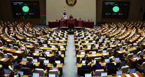 하급심 판결문 공개를 확대하는 내용이 골자인 형사소송법 개정법률안(대안)이 재석의원 160명 중 찬성 160명으로 국회 본회의를 통과했다. 사진은 12일 서울 여의도 국회에서 열린 본회의에서 형사소송법 개정안이 가결되는 모습. /사진=뉴시스