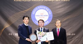 류종남 한전KPS 인재개발원장(사진 가운데)이 10일 ‘2025 대한민국 인적자원개발 종합대회’에서 HRD 프로그램 부문 대상을 수상후 관계자들과 기념사진을 찍고 있다./사진제공=한전KPS