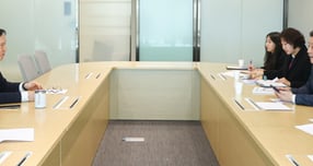 김성제 의왕시장(오른쪽)이 12일 임태희 교육감과 의왕교육지원청 신설 방안을 논의하고 있다. /사진제공=의왕시