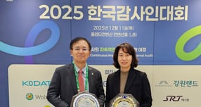 강원랜드 감사위원회는 2025년 ▲한국공공기관 감사인대회 &#039;업무유공 감사인 대상&#039; ▲한국감사인대회 &#039;청렴윤리부문 최우수기관상&#039; ▲감사품질경진대회 &#039;최우수상&#039;을 연이어 수상했다. 사진은 지난 11일 &#039;2025 한국감사인대회&#039;에서&#039;청렴윤리부분 최우수상, 안광복(사진 왼쪽)상임감사위원이 &#039;자랑스러운 감사인상&#039;을 수상한 모습. /사진=강원랜드