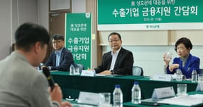 하나은행이 신성장동력 등을 확보하기 위한 생산금융 지원을 본격화 했다. 사진은 이호성 하나은행장이 지난 9월15일 경기 시흥 서진산업에서 열린 미국 상호관세 대응을 위한 수출기업 금융지원 간담회에 참석해 참석자의 발언을 듣고 있는 모습./사진=뉴시스 