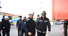 김영훈 고용노동부 장관이 12일 오전 광주 서구 치평동 광주대표도서관 붕괴 현장에서 긴급회의를 소집하기 위해 이동하고 있다./사진=뉴시스 