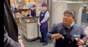 롯데백화점 보안요원에 항의하는 이김춘택 금속노조 거제·통영·고성 조선하청지회 사무장. /사진= X 캡처