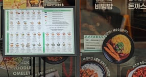 연말을 앞두고 먹거리 가격이 잇따라 오르고 있다. 사진은 서울 중구 명동거리의 한 음식점. /사진=뉴스