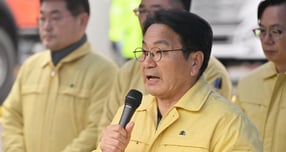 강기정 광주시장이 13일 오후 광주 서구 치평동 광주대표도서관 공사현장에서 붕괴사고와 관련한 입장을 밝히고 있다./사진=뉴시스 