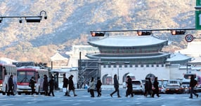 오는 14일 전국 곳곳에 눈 또는 비가 오겠다. 사진은 지난 5일 눈 내린 서울 광화문 앞을 지나는 시민들 /사진=뉴스