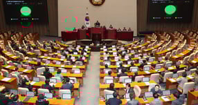 13일 오후 서울 여의도 국회에서 열린 본회의에서 은행법 일부개정법률안에 대한 수정안이 재적298인, 재석 171인, 찬성170인, 반대1인으로 통과되고 있다./사진=뉴시스 조성봉 기자 