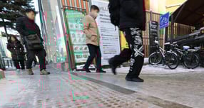 14일 전국 곳곳에서 눈이나 비가 예상된다.  지난 5일 오전 서울 중구 충무로역 인근에서 시민들이 빙판길을 조심히 걷고 있다. /사진=뉴시스