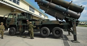 일본 정부가 내년 방위비 예산을 역대 최대 규모로 편성하는 방안을 검토하고 있다. 사진은 2017년 9월 홋카이도 기지에 있는 일본 육상 자위대 제1포병여단의 트럭 장착형 대함 미사일 시스템./에니와 AFP=뉴스