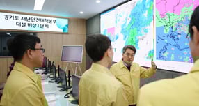 김동연 경기도지사(맞은편)는 13일 경기도 재난안전대책본부를 찾아 도내 제설 상황을 점검하고 차질 없는 대응을 당부하고 있다. /사진제공-=경기도 