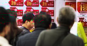 동행복권이 발표한 제1202회 로또 1등 당첨자는 14명이며 이들은 1인당 약 19억원씩 수령하게 된다. 사진은 지난달 서울 노원구에 위치한 복권 판매점에 줄을 선 시민들의 모습. /사진=뉴스