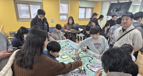경기도교육청미래과학교육원이 13일 &#039;미래를 플레이(PLAY)하라!&#039;를 주제로 연 &#039;2025 인공지능·로봇 놀이터 체험 대축제&#039;에서 참가 학생들이 팀별로 문제 해결 및 기술 체험 과정들을 체험하고 있다. /사진제공=경기도교육청미래과학교육원