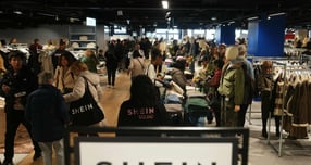 유럽연합이 내년부터 150유로 미만 저가 상품 소포에 수수료 부과한다. 사진은 지난 11월5일(현지시각) 프랑스 파리 백화점에 문을 연 쉬인의 첫 오프라인 매장 전경./사진=뉴스