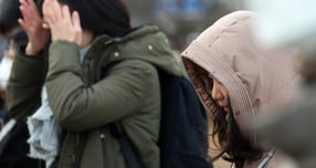 15일 아침은 강풍과 영하로 추운 날씨가 예상된다. 사진은 지난 12일 오전 서울 광화문 네거리에서 시민들이 잔뜩 움츠린 채 이동하고 있다. /사진=뉴스