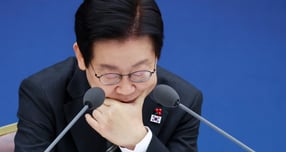 이재명 대통령의 국정수행 지지율이 지난주보다 0.6% 포인트 하락한 54.3%를 기록했다. 사진은 지난 12일 이 대통령이 세종 어진동 정부세종컨벤션센터에서 열린 과학기술정보통신부 등 업무보고에서 자료를 살펴보는 모습. /사진=뉴시스(대통령실통신사진기자단)