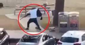 호주 시드니의 해변 총격 사건에서 총을 든 용의자를 몸싸움 끝에 제압한 영웅은 40대 과일가게 주인으로 총상을 입고 현재 병원에서 회복 중이다. 사진은 총격범 제압하는 아흐메드 알 아흐메드의 모습. /사진=엑스(X·옛 트위터) 캡처