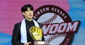 키움 히어로즈 송성문이 메이저리그 여러 팀의 관심을 받고 있다. 사진은 지난 1일1일 서울 광진구 그랜드 워커힐 서울에서 열린 2025 컴투스프로야구 리얼글러브 어워드에서 올해의 선수상을 수상한 송성문. /사진=스타뉴스