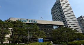 한국거래소가 주식 거래수수료를 내년 2월13일까지 20~40% 인하한다. 사진은 서울 여의도 한국거래소 서울사무소. /사진=뉴스