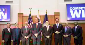 12일(현지시각) 버지니아주 체사피크시 희토류 자석 공장 투자 발표에서 폴 대버 미국 상무부 차관, 글렌 영킨 버지니아 주지사, 구본규 LS전선 대표(왼쪽 3번째부터) 등 참석자들이 기념촬영을 하고 있다. /사진=LS전선