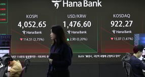 코스피가 15일 장 초반 하락세다. 사진은 서울 중구 하나은행 딜링룸. /사진=뉴스1 