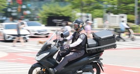 내년 1분기 중으로 생계형 및 청년층 배달라이더의 보험료 부담이 비교적 완화될 것으로 보인다. 사진은 서울 시내에서 한 배달라이더가 음식을 배달하는 모습. /사진=뉴시스