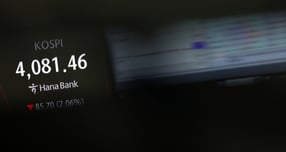 삼성전자와 SK하이닉스 등 반도체주가 하락세다. 사진은 15일 서울 중구 하나은행 딜링룸. /사진=뉴스1 